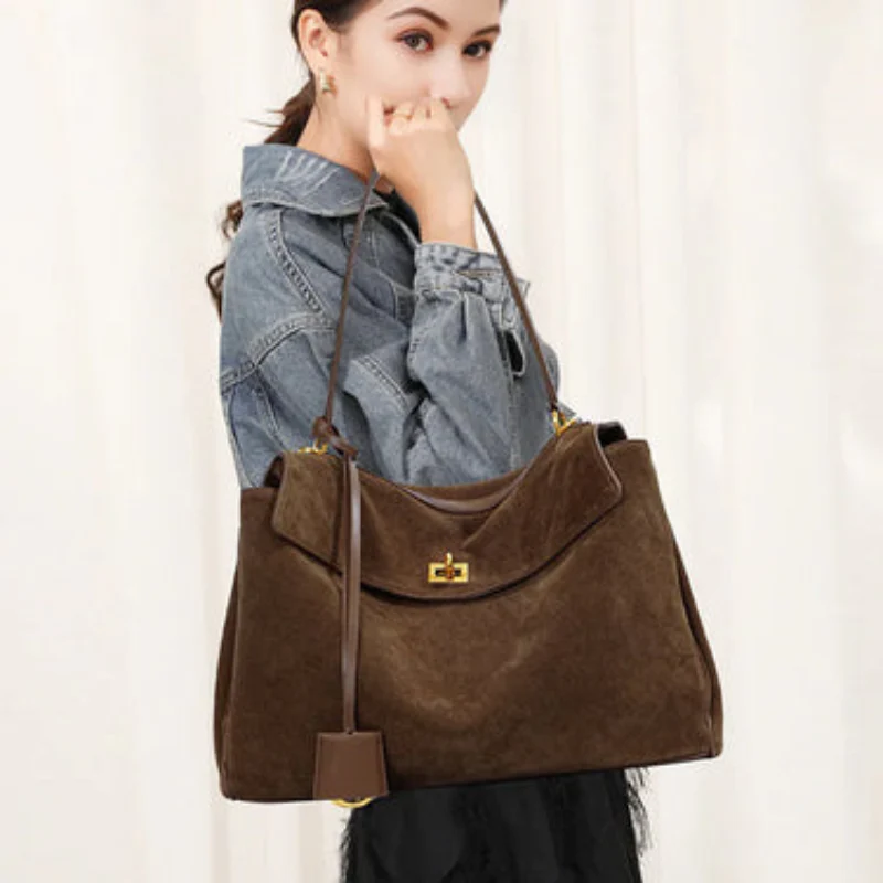 Laura – Grand sac à main en daim avec forme rectangulaire - Image 7