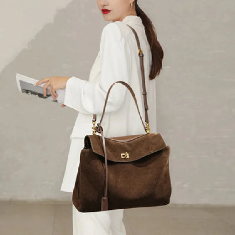 Laura – Grand sac à main en daim avec forme rectangulaire - Image 9