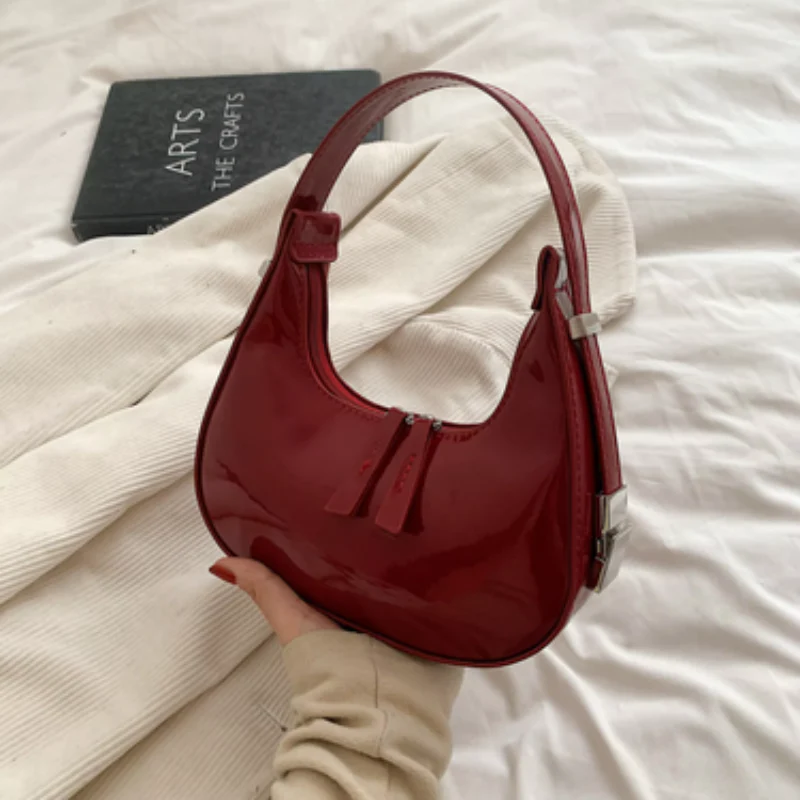 Mila – Sac demi lune en cuir verni avec poche zippée et bandoulière ajustable - Image 3