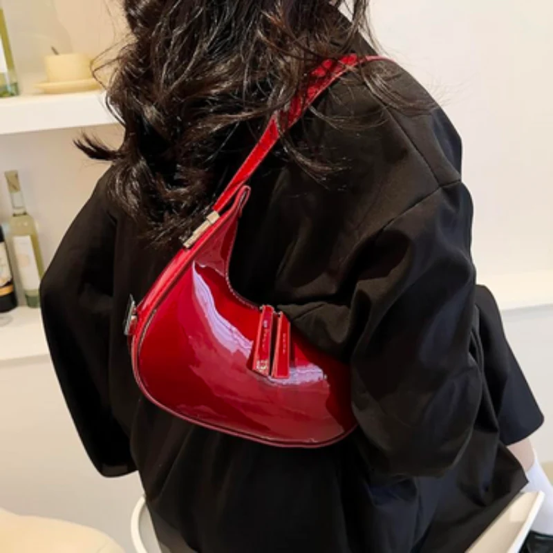 Mila – Sac demi lune en cuir verni avec poche zippée et bandoulière ajustable - Image 4